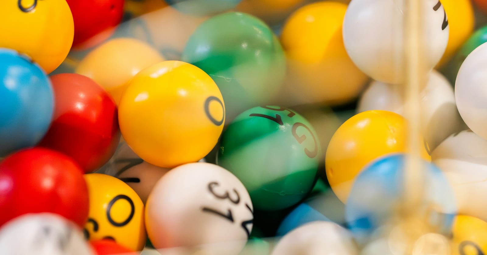 Bolas numeradas coloridas dentro de um globo de sorteio